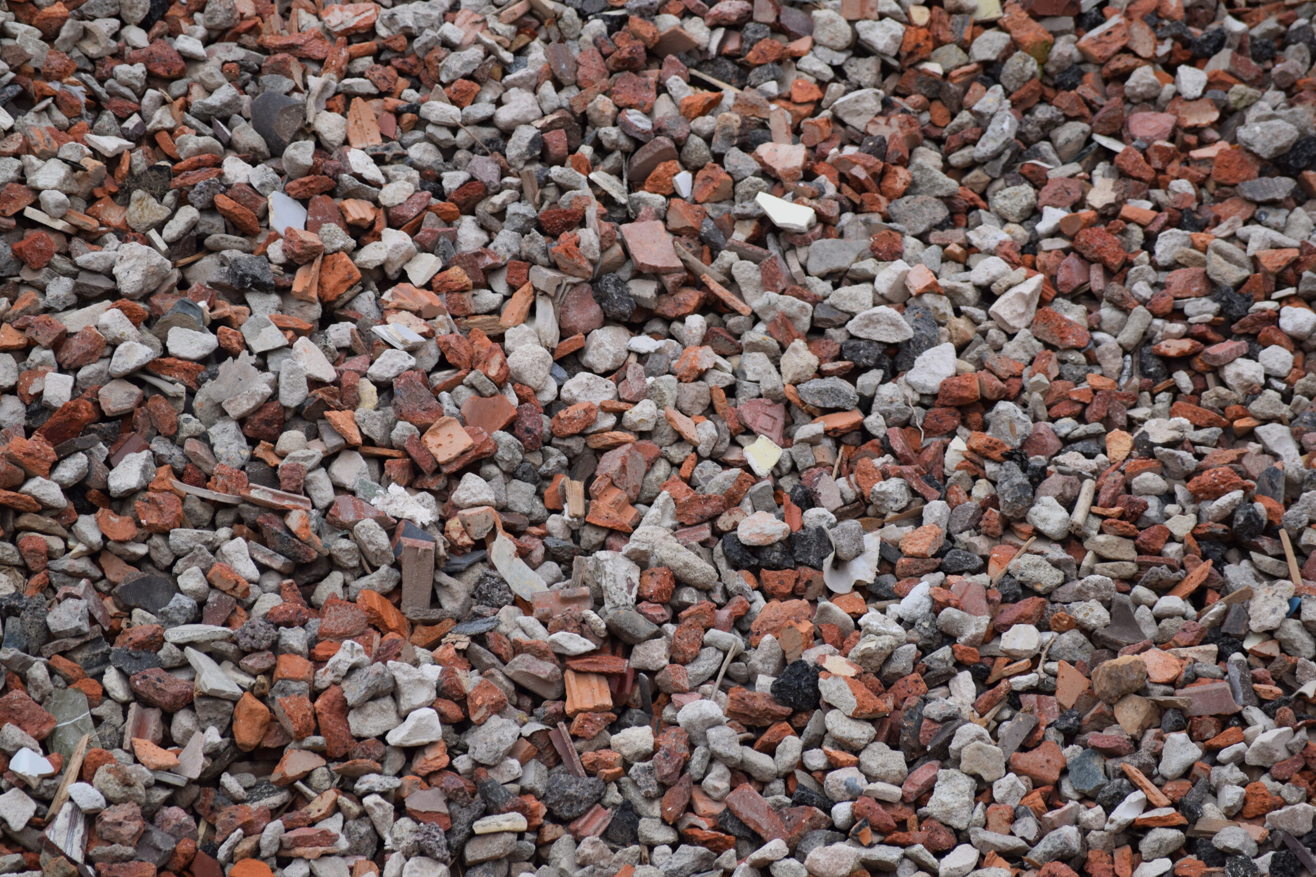 Grobe Gesteinskörnung von R-Beton mit recyceltem Bauschutt wie Ziegel und Betonbruch