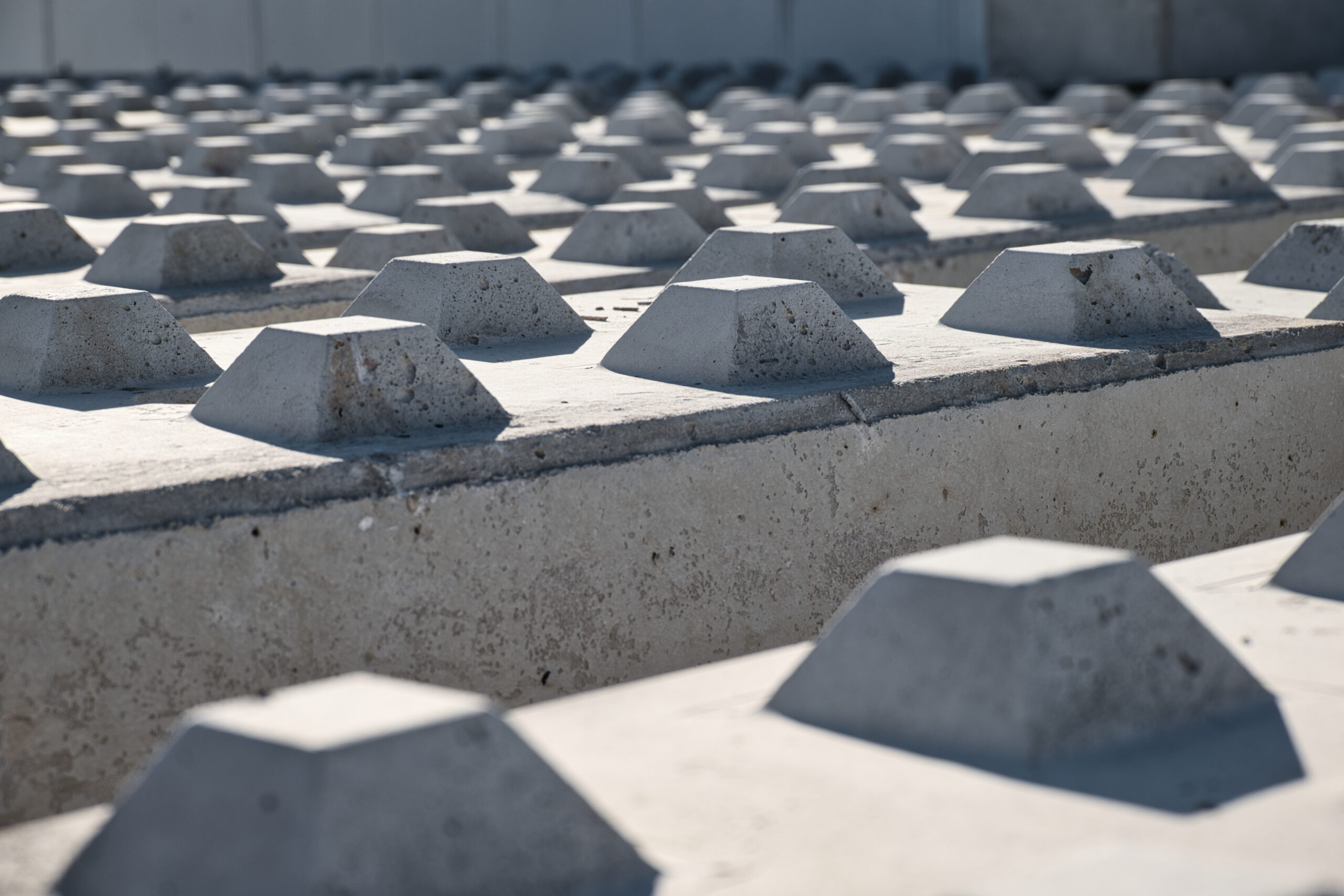 Verzahnte Betonbausteine von BDB Beton – modular stapelbar für flexible Bauprojekte Betonbausteine mit Verzahnung von BDB Beton – stapelbar ohne Mörtel