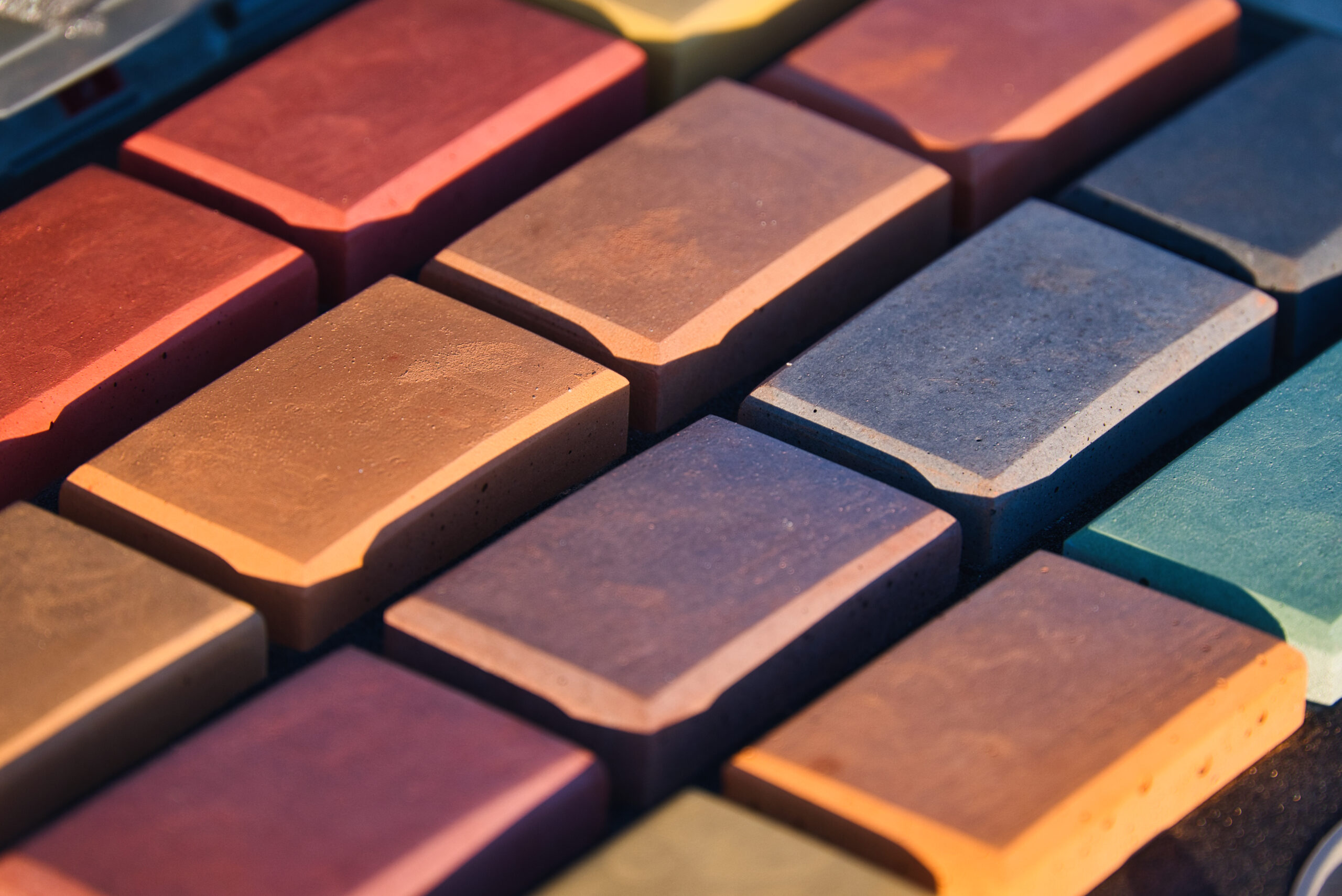 Verschiedenfarbige Betonsteine als Sonderbaustoffe von BDB Beton, z. B. für Pflaster oder Designflächen