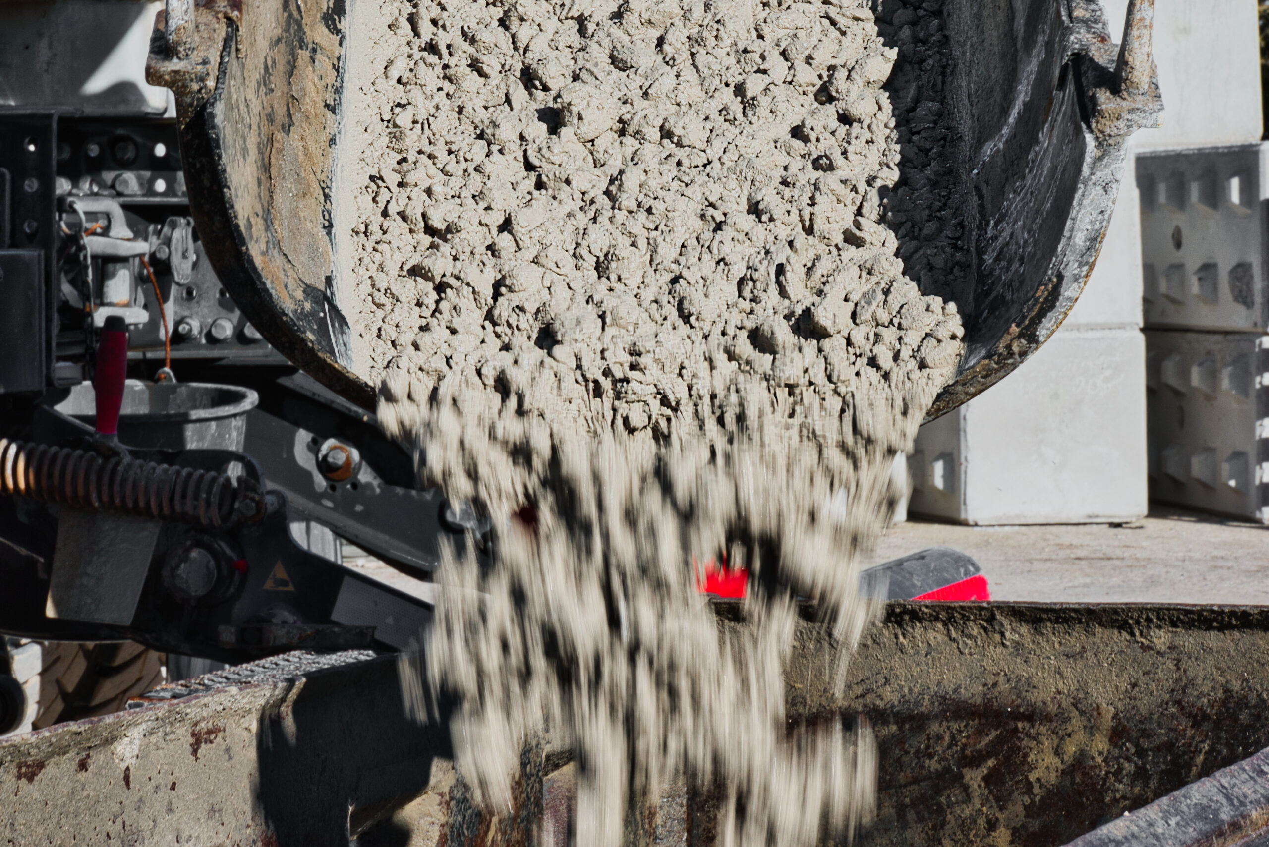 Frisch angelieferter Beton wird aus einem Fahrmischer auf der Baustelle ausgegossen
