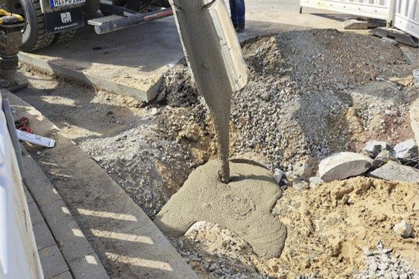 Einbau von Flüssigboden zur Wiederverfüllung von Schächten und Baugruben Flüssigboden wird aus einem Fahrmischer in eine Baugrube eingebracht zur Wiederverfüllung